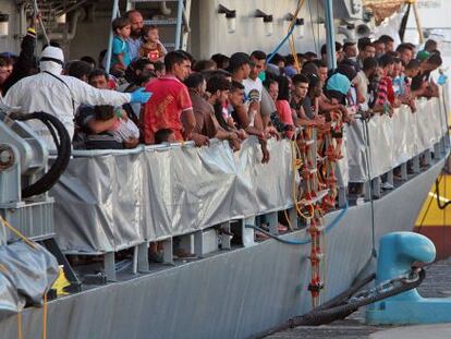 Barco com imigrantes na Sicília, em Julho.