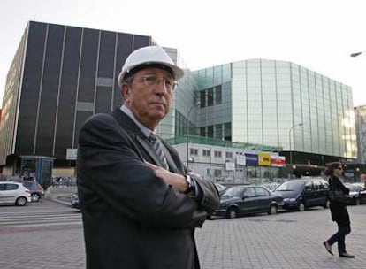 El arquitecto Juan Navarro Baldeweg, frente a las obras del Teatro del Canal.