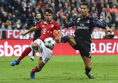 Cristiano Ronaldo (d) anota su segundo tanto ante el jugador, Juan Bernat, del Bayern.