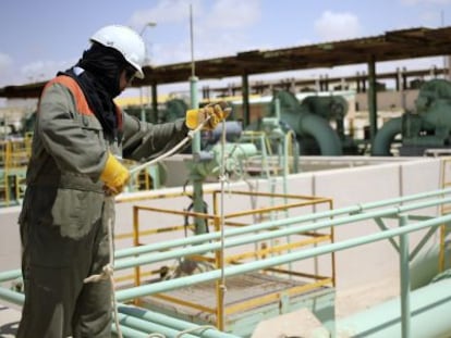 Un operario trabaja en la terminal petrolera de Zueitina (Libia).