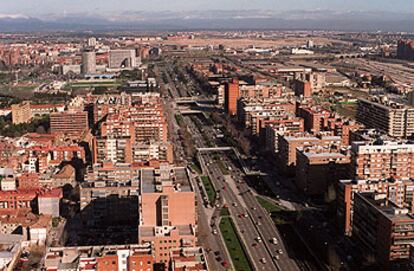 Vista de la prolongación de la Castellana, en Madrid, desde las torres de la plaza de Castilla.