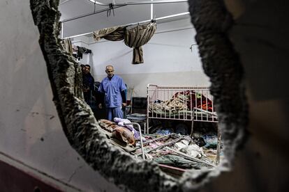Destrozos en una habitación del hospital Nasser de Jan Yunis (Gaza) tras el bombardeo israelí, el domingo.