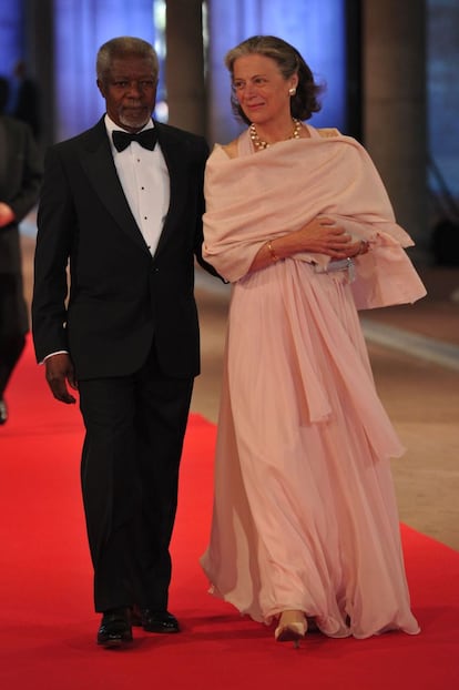 El ex secretario General de las Naciones Unidas, Kofi Annan y su esposa, Nane, antes de la cena de gala celebrada en el Rijksmuseum, Amsterdam.