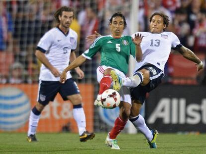 Fernando Arce y Jermaine Jones, en un partido de 2013.