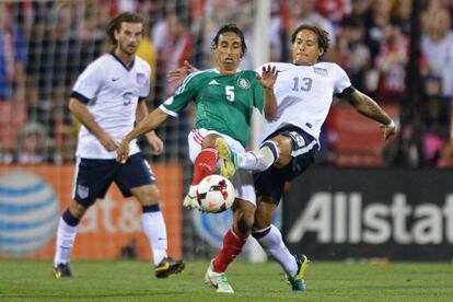 Fernando Arce y Jermaine Jones, en un partido de 2013.