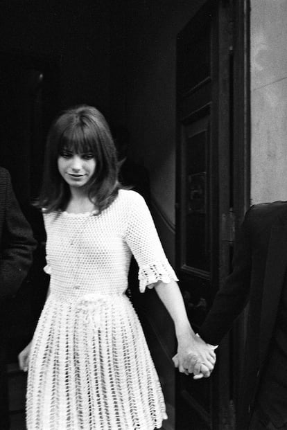 Jane Birkin. Con solo 19 años la inglesa se casó con el compositor John Barry. Para la ocasión escogió un vestido de croché en blanco, similar a muchos de los modelos que lució como uniforme durante varios años. Y muy parecido al que se pondría unos años después para su boda con Serge Gainsbourg.