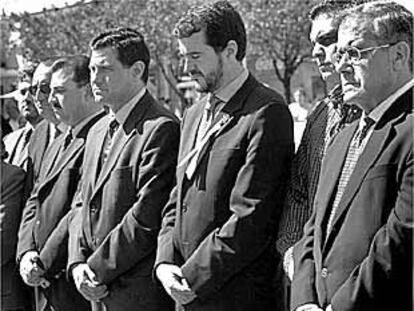 Iturgaiz (en el centro), ayer, junto a José Luis Gimeno en el minuto de silencio contra el terrorismo.
