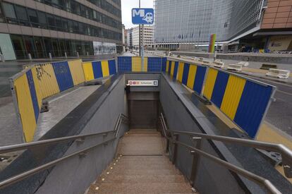 Entrada a la estación Shuman del metro de Bruselas, cerrado este sábado por la alerta antiterrorista.