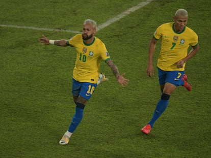 Neymar y Richarlison celebran el segundo gol de Brasil ante Perú.