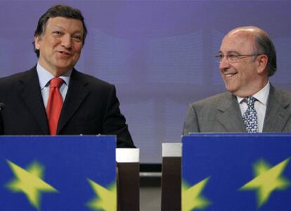 El presidente de la Comisión Europea, José Manual Durao Barroso, junto al comisario de Asuntos Económicos, Joaquín Almunia.