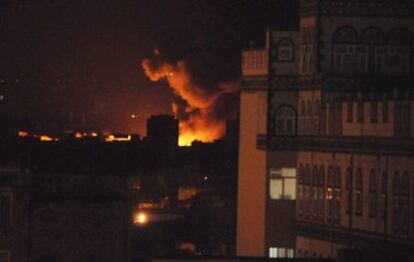 Edificios en llamas anoche en Saná, donde continúan los combates entre partidarios y opositores al presidente Saleh.