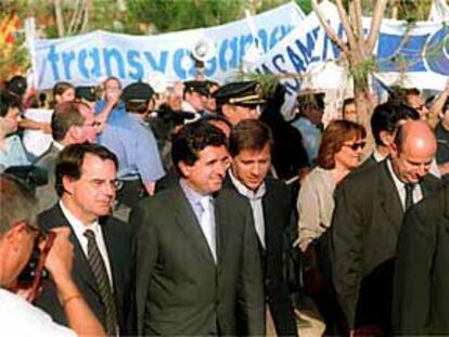 Jaume Matas, entre Joan Miquel Nadal y Alberto Fernández, ayer en Tarragona.
