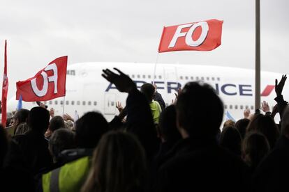 L'aerolínia ha insistit que tots els vols seguiran endavant, encara que amb "alguns retards", sobretot en facturació. En la imatge, els treballadors durant les protestes.