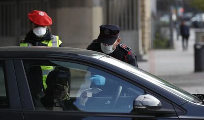 Un control de la Ertzaintza en las calles de Vitoria.