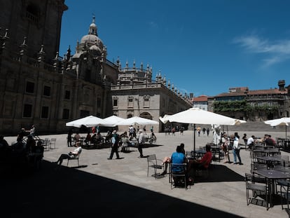 Zona de terrazas de bares en una plaza de Santiago de Compostela, el 6 de junio.