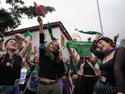 Mujeres celebran en las calles por aniversario de la despenalización del aborto hasta la semana 24 al frente de la Corte Suprema de Justicia en Bogotá, el 21 de febrero de 2023