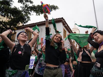 Mujeres celebran en las calles por aniversario de la despenalización del aborto hasta la semana 24 al frente de la Corte Suprema de Justicia en Bogotá, el 21 de febrero de 2023