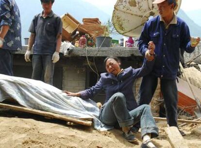 Una mujer llora la muerte de un familiar a causa del terremoto.