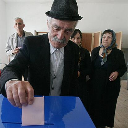 Un hombre deposita su voto en Fundina, cerca de Podgorica.
