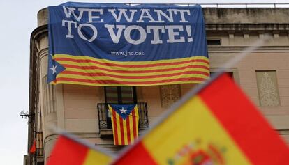 Bandeiras espanholas numa manifestação contra a independência