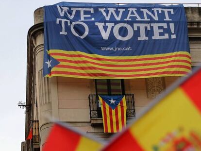 Bandeiras espanholas numa manifestação contra a independência