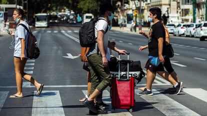 Varios turistas con maletas caminan por el centro de Málaga, este lunes.