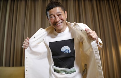 El multimillonario japonés Yusaku Maezawa posa el miércoles en Tokio con una camiseta en la que se ve una imagen de la Tierra tomada desde la Luna.