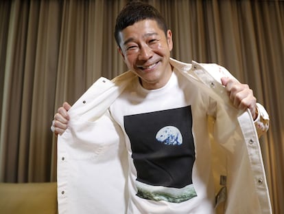 El multimillonario japonés Yusaku Maezawa posa el miércoles en Tokio con una camiseta en la que se ve una imagen de la Tierra tomada desde la Luna.