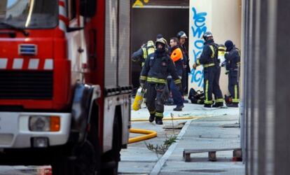 Varios bomberos, en el incendio de la antigua sede de Iberdrola en Valencia.