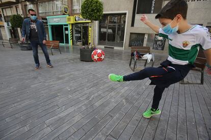 Um pai joga com seu filho em Elche (Alicante).