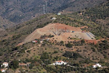 Vista general de los trabajos que se están realizando en Totalán, el 21 de enero de 2018. Las tareas cubren el área donde se ubica la finca con el pozo donde cayó el pequeño Julen.