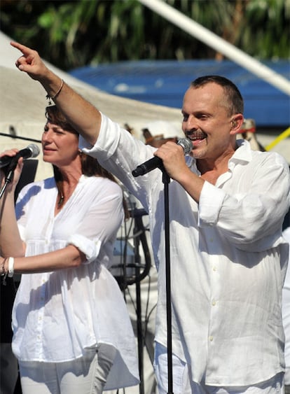 Miguel Bosé actúa ante la multitud de abarrota la Plaza de la Revolución de La Habana, en Cuba