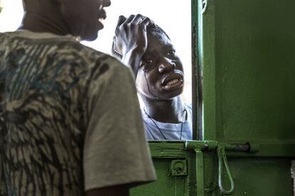 Un chico espera en la puerta del Centro de Urgencias Martissant 25 de Puerto Príncipe (Haití). Al día se atiende a unas 100 personas, por turnos de llegada y gravedad. Eso hace que la gente se desespere en la calle o que dormite durante horas en la sala de espera.