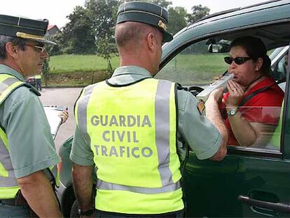 Dos guardias civiles realizan un control de alcoholemia, el pasado sábado, en Cantabria.