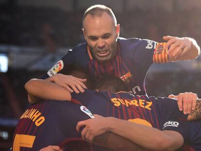 Los jugadores del Bar&ccedil;a festejan un tanto en el cl&aacute;sico.