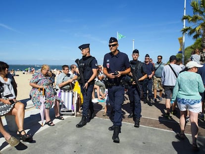 Polic&iacute;as franceses durante un operativo de seguridad durante las vacaciones de verano.