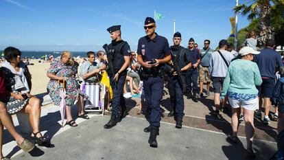 Polic&iacute;as franceses durante un operativo de seguridad durante las vacaciones de verano.