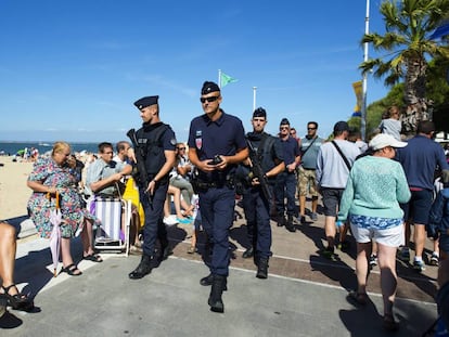 Polic&iacute;as franceses durante un operativo de seguridad durante las vacaciones de verano.