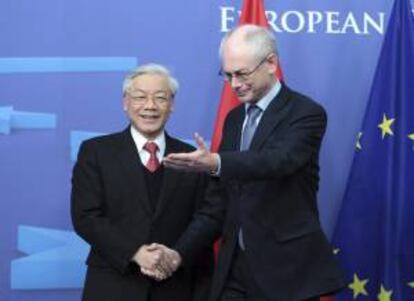 El presidente del Consejo Europeo, Herman Van Rompuy (der), recibe al secretario general del Partido Comunista de Vietnam, Nguyen Phu Trong (izq), antes de su encuentro en la sede del Consejo Europeo en Bruselas, Bélgica, hoy jueves 17 de enero de 2013.