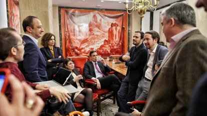 Las delegaciones de los partidos, este lunes, tras la firma del acuerdo.