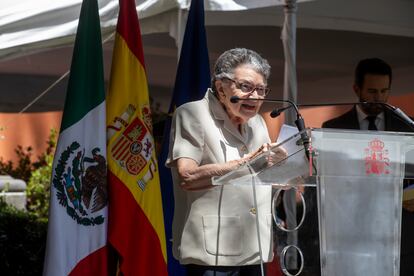 La escritora Angelina Muñiz-Huberman lee un poema este jueves en la Embajada de España.