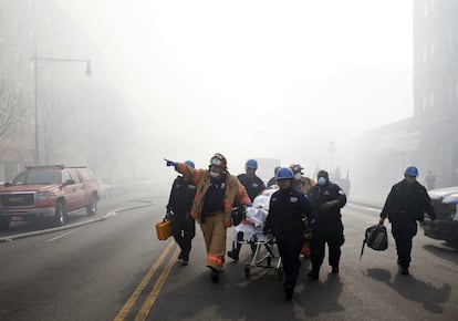 Una víctima es evacuada por personal de los servicios de emergencia. En el suceso han muerto dos personas y otras 17 han sido heridas. 