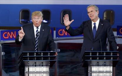 Los candidatos republicanos Donald Trump y Jeb Bush, en un instante del debate este miércoles.