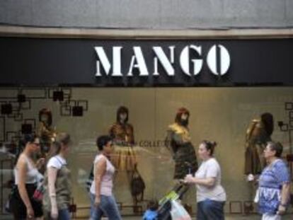 Escaparate de la tienda de ropa de la marca Mango. 