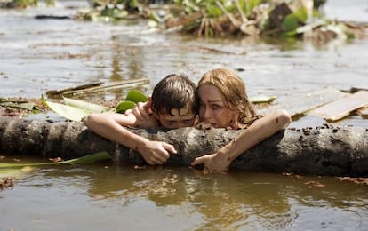 Tom Holland y Naomi Watts, en una escena de 'Lo imposible', de Juan Antonio Bayona.