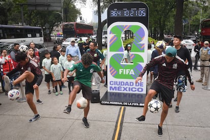 Reloj mundialista en Paseo de la Reforma, en Ciudad de México.
