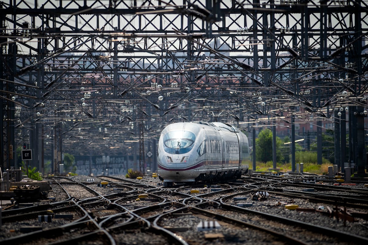 La (polémica) edad de oro del ferrocarril: más viajeros y billetes baratos,  pero muchas incidencias | Negocios | EL PAÍS, image size:1200x799