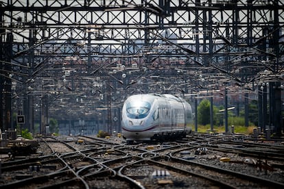 Un tren de alta velocidad entra en la estación Puerta de Atocha Almudena Grandes en Madrid.