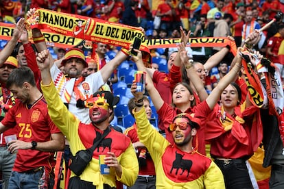 Aficionados españoles esperan el inicio del partido contra Italia. 