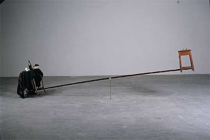 <b>Instalación</b><i> Une table qui aiguisera votre apetit-le poid poli </i><b>(2003),</b> de Francisco Tropa.